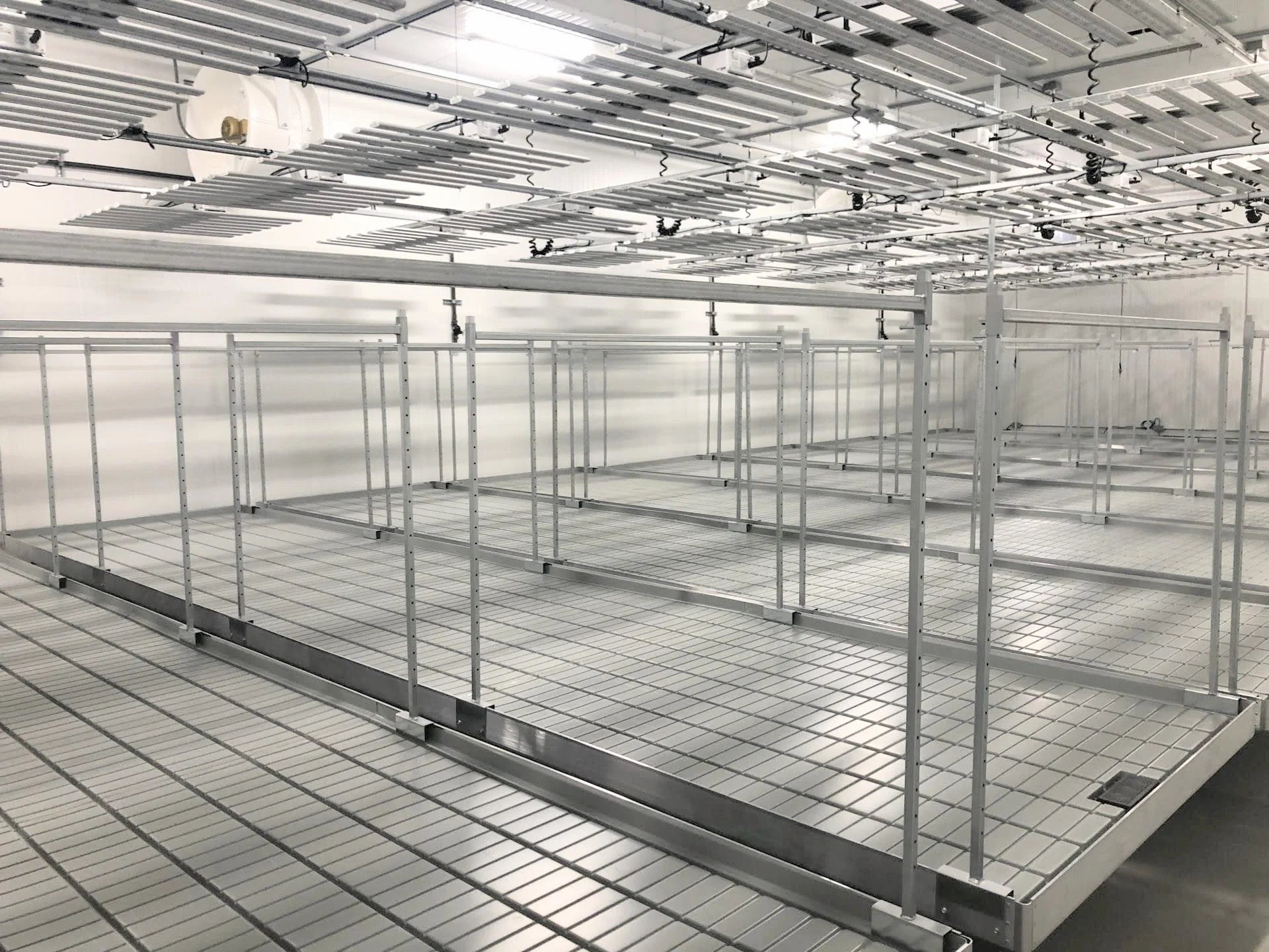 CM Horticulture ST - Stationary Bench: 6 Foot Width x 118 Foot Length x 20 Inch Height, Plastic Trays